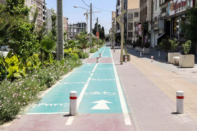 ساماندهی بلوار بهاران و احداث پیاده راه در مقاطع تعریض شده    با اعتبار ۶۰ میلیارد ریال  و به مساحت ۶ هزار متر مربع 