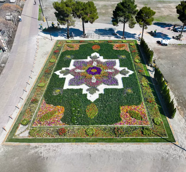 احداث فرش گل به وسعت ۶۰۰متر مربع و با صرف اعتبار ۱۰ میلیارد ریال  با استفاده از انواع گل‌های فصلی، طراحی و در  بلوار شهید سلیمانی به اجرا رسید.