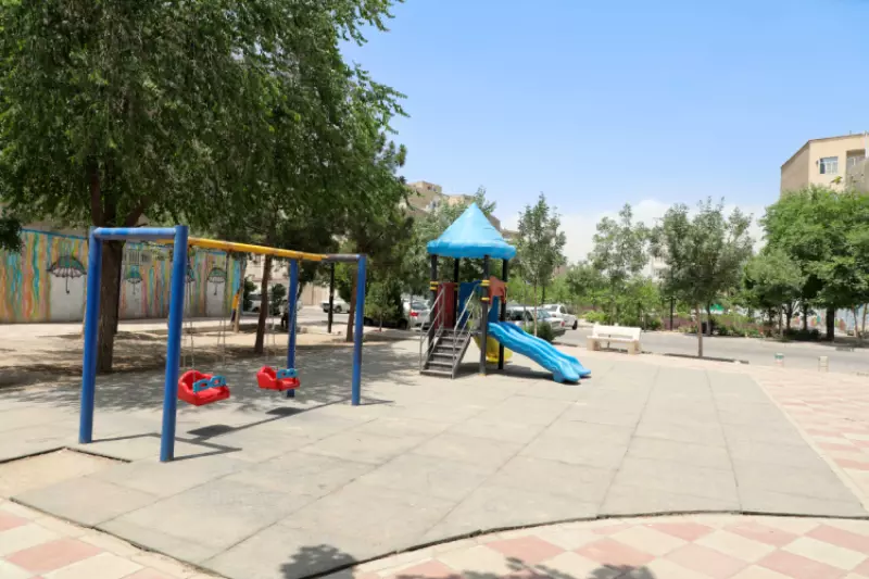 فاز اول بوستان گفتگو در مساحت ۱۰ هزار متر مربع با صرف اعتبار ۱۴۰ میلیارد ریال به صورت خطی  در شهرک ۱۱۰ اجرا شد. این پارک با امکاناتی از جمله زمین و لوازم بازی کودکان،ست تندرستی، میز  تنیس و ... است