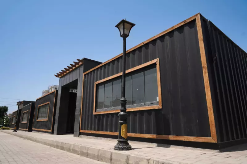 گذر زندگی در مساحت ۲۵ هزار متر مربع با صرف اعتبار ۴۱۰ میلیارد ریال به عنوان پروژه‌ای فاخر  در ضلع جنوبی پارک تندرستی اجرا شد. این پارک با ۴ واحد ساختمانی ۲۴ متری به منظور فروش محصولات فرهنگی، ۱۲ غرفه برای فروش اغذیه و ۶ پاتوق چادری، آبنما، فضای سبز و ...  فضایی دلنشین  را برای اوقات فراغت شهروندان ایجاد کرده است. 