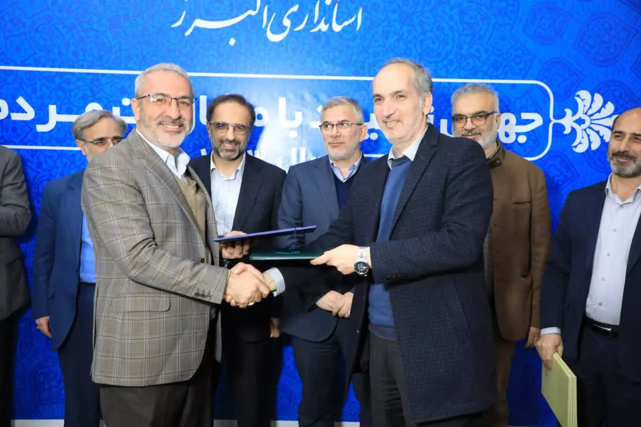 کلاف سر در گم انتزاع فردیس گشوده شد. موضوع انتزاع شهرداری‌های کرج و فردیس از سال ۹۶ و با تشکیل اولین دوره شورای اسلامی شهر پیگیری شد اما علیرغم چالش‌ها در دوره اول به نتیجه نرسید. در دوره دوم شورا و مردادماه ۱۴۰۱ با پیگیری استاندار البرز و فرماندار وقت فردیس جلساتی با حضور طرفین در خصوص انتزاع  و تشکیل  کارگروهی برای احصای دارایی های هردو شهرداری تشکیل شد. پس از آن در سال ۱۴۰۳ و با پیگیری محمدرضا‌احمدی نژاد شهردار فردیس و تعامل دو شهرداری، توافقنامه ای تنظیم و در شورای اسلامی شهر فردیس مصوب شد اما شورای شهر کرج آن را نپذیرفت.در زمستان ۱۴۰۳ با درخواست شهردار فردیس از رئیس کل دادگستری استان البرز برای ورود به موضوع انتزاع دو شهرداری و برگزاری بیش از ۲۰ جلسه در قالب کارگروه انتزاع در شورای شهر فردیس، با حمایت نهادهای امنیتی و استاندارمحترم در نهایت قفل کلاف سردرگم انتزاع فردیس از کرج گشوده شد و در ۱۵ بهمن ۱۴۰۳ توافقنامه مربوطه با حضور استاندار، رئیس کل دادگستری دادستان مرکز استان البرز ، شهردار، اعضای شورای اسلامی دو شهر و جمعی از مدیران شهری در استانداری البرز امضا و مبادله شد.طی این توافقنامه ۱۱۱۴ پلاک ثبتی شهر فردیس به ارزش ۳۰ هزار میلیارد تومان تعیین تکلیف شد و اسناد آن پس از ۷ سال کش و قوس به نام شهرداری فردیس در حال انتقال است.